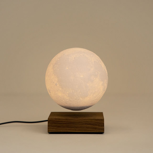knecht Knipoog Golf Floating Moon Desk Lamp | Levitating Lamp | Uncommon Goods